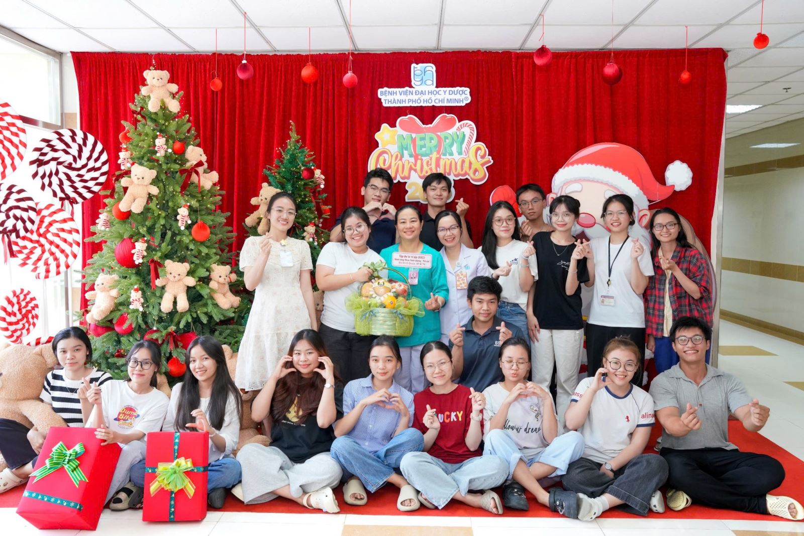 Christmas atmosphere spreads at University Medical Center HCMC-1.jpg