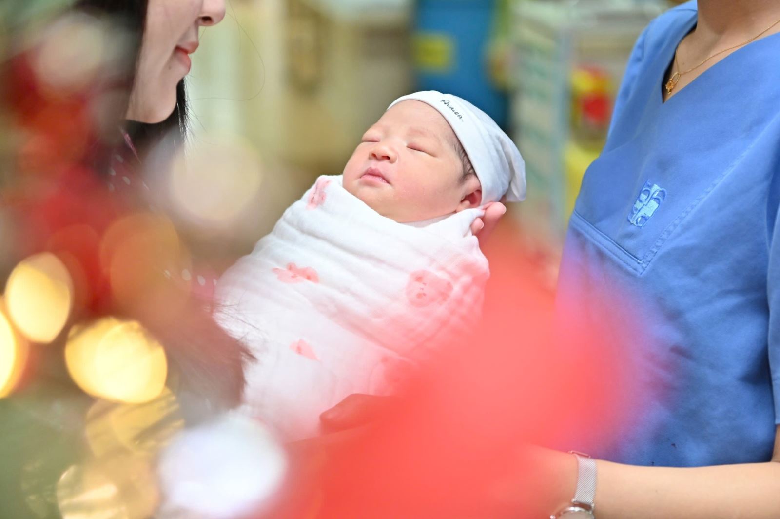Christmas atmosphere spreads at University Medical Center HCMC-3.jpg