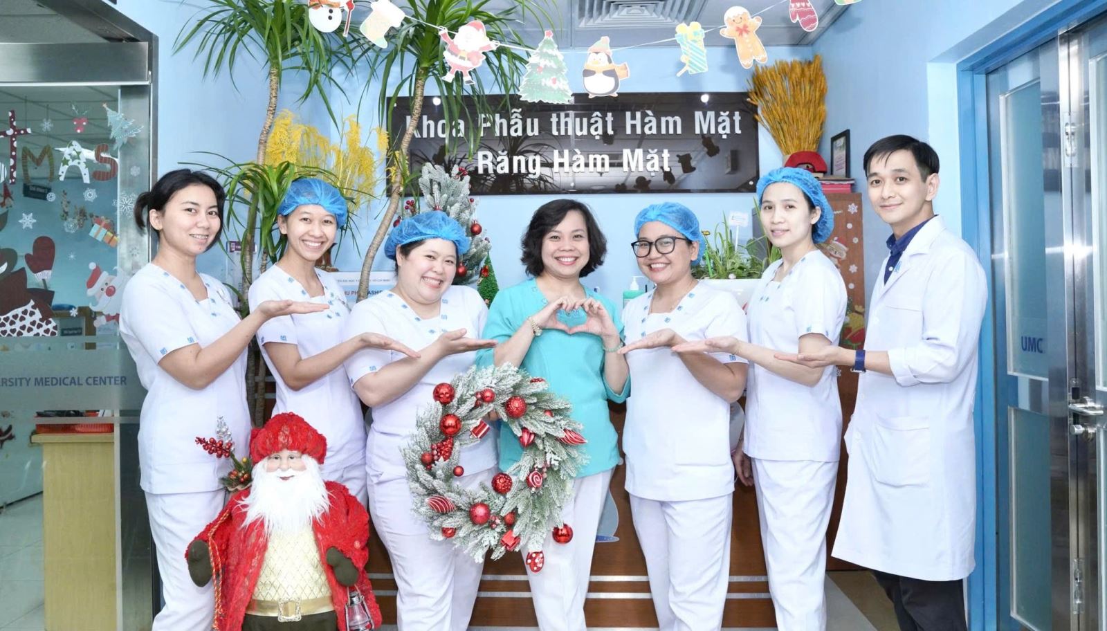 Christmas atmosphere spreads at University Medical Center HCMC-4.jpg