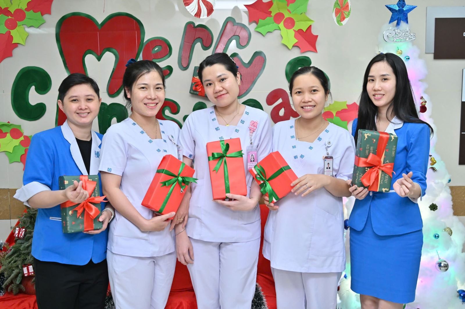 Christmas atmosphere spreads at University Medical Center HCMC-6.jpg