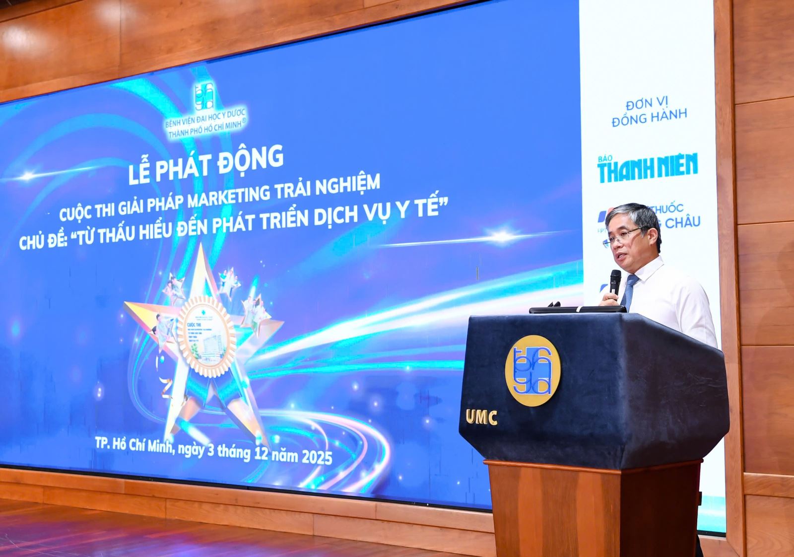 Assoc. Prof. Nguyen Hoang Bac, MD, PhD - Hospital Director and Head of the Organizing Committee, speaking at the ceremony.